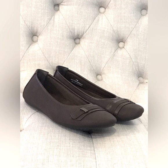 Easy Street Comfort Wave Brown Flats 7M Buckle Round Toe Faux Suede New NWOT - Picture 8 of 13